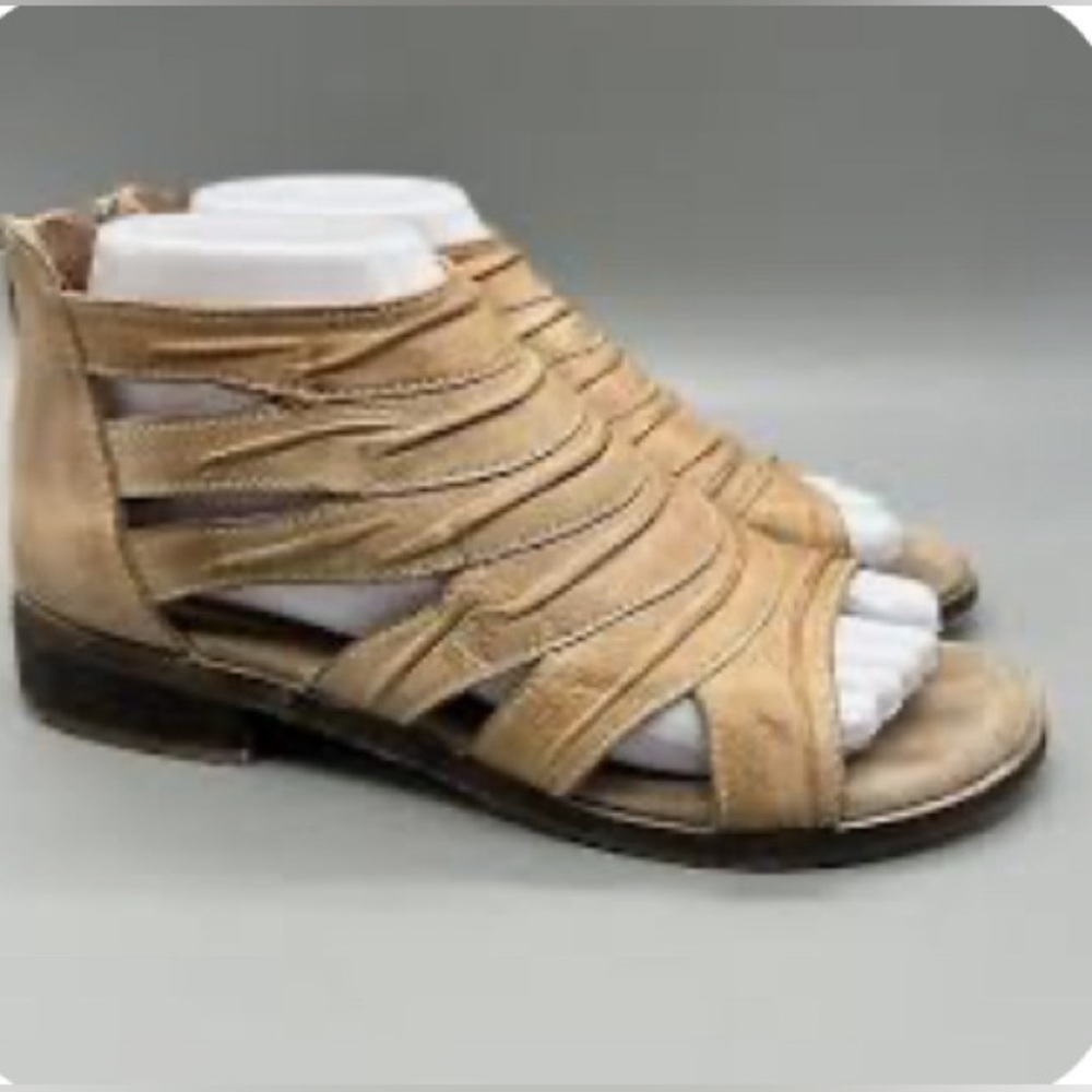 NWOT DibaTrue Gladiator Sandals